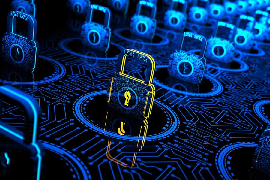 Человек в защите на железной дороге рядом с поездом, транспортное средство.